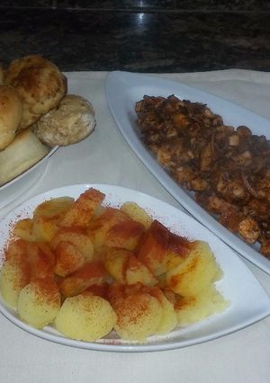 Una foto de Pulpo a la española con papas naturales