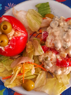Una foto de Ensalada rica y fresca para el verano