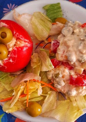Una foto de Ensalada rica y fresca para el verano