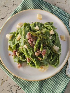 Foto di Fettuccine all'ortica con pancetta, asparagi e scamorza affumicata