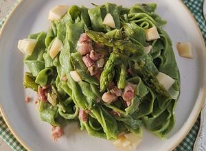 Foto di Fettuccine all'ortica con pancetta, asparagi e scamorza affumicata