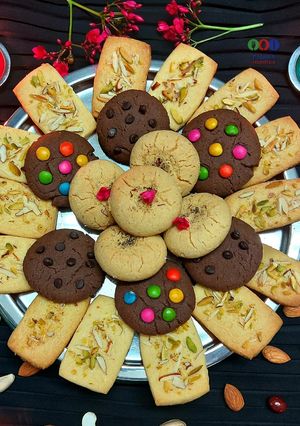 A picture of Assorted mixed cookies.