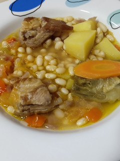Una foto de Potaje de alubias arroceras con costilla