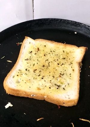 ગાર્લીક બ્રેડ(Garlic Bread Recipe In Gujarati) રેસીપી મુખ્ય ફોટો