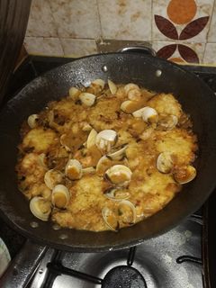 Una foto de Merluza a la marinera