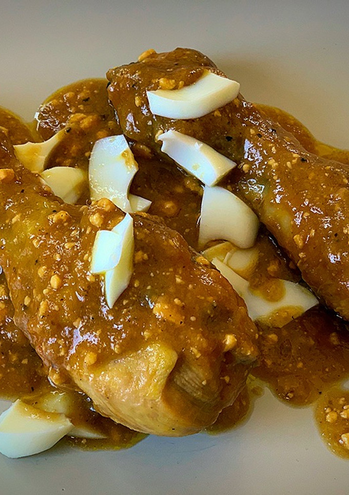 Una foto de Muslos de pollo en salsa