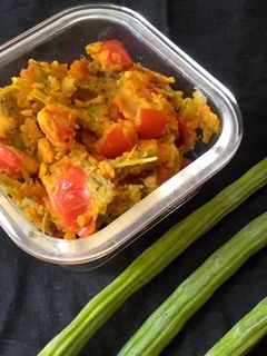 સરગવા ની શીંગ નું લોટ વાળું શાક (Saragva Shing Besan Shak Recipe In Gujarati) રેસીપી મુખ્ય ફોટો