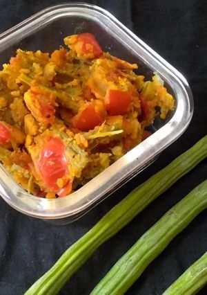 સરગવા ની શીંગ નું લોટ વાળું શાક (Saragva Shing Besan Shak Recipe In Gujarati) રેસીપી મુખ્ય ફોટો