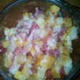 Patatas gratinadas con bacón y salchichas