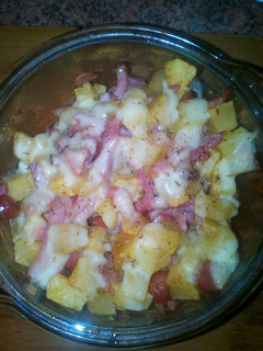 Una foto de Patatas gratinadas con bacón y salchichas