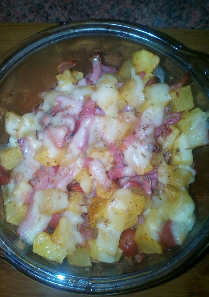 Una foto de Patatas gratinadas con bacón y salchichas