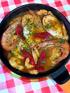 Una foto de Cazuela de salmón con patatas, langostinos y gambones