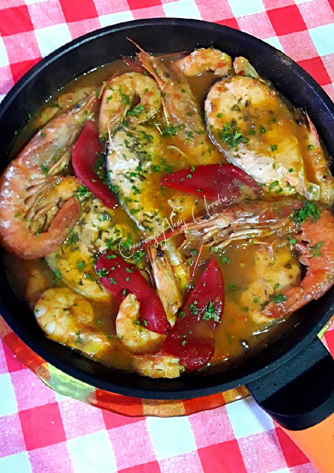 Una foto de Cazuela de salmón con patatas, langostinos y gambones
