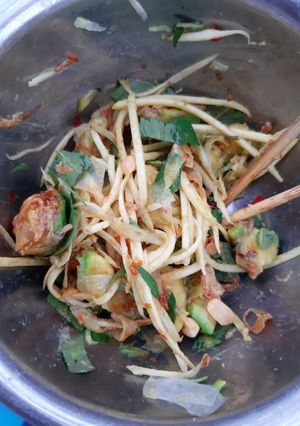 Hình của món Gỏi trái bơ xoài xanh và bánh tráng.