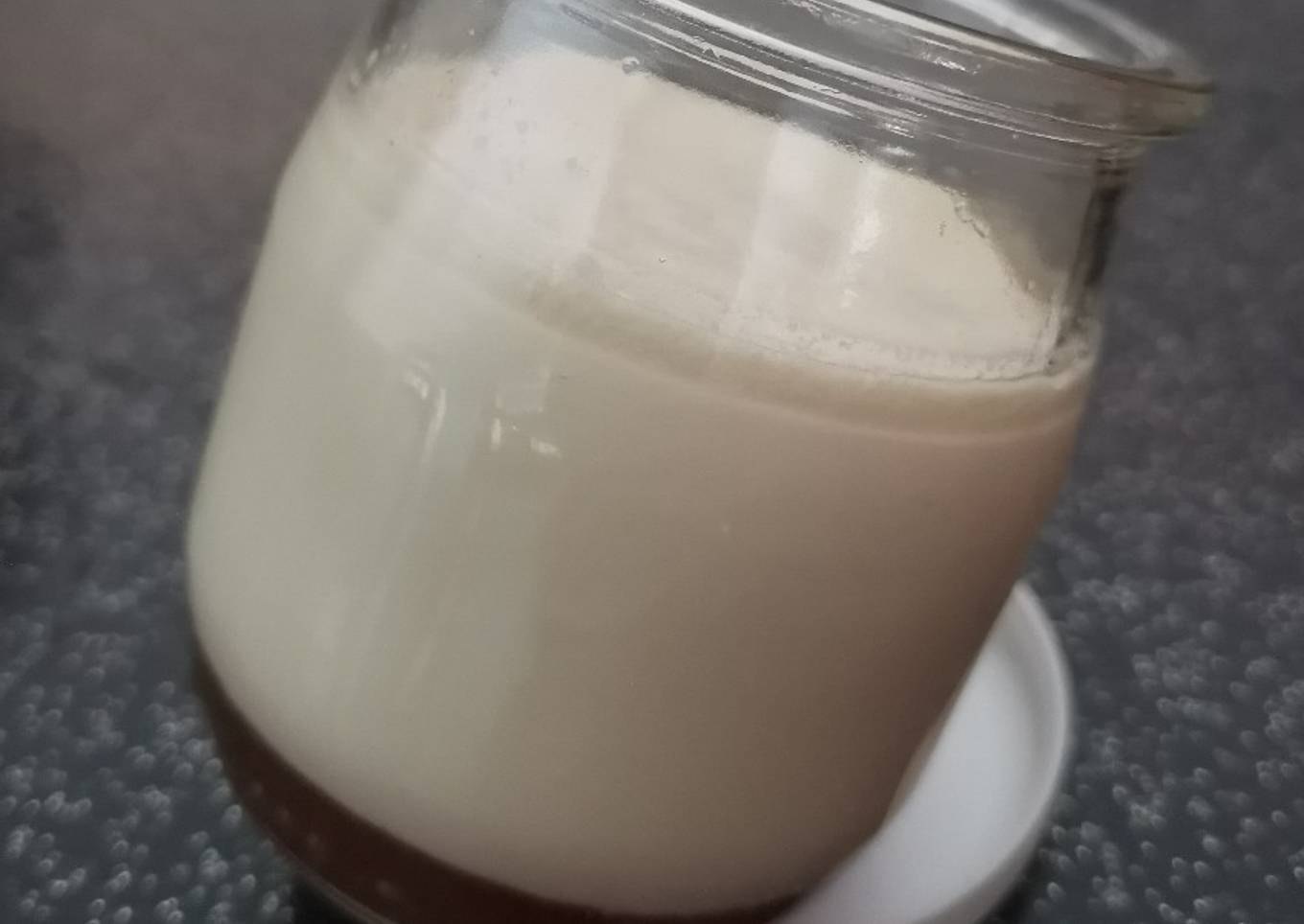 Yaourt nature avec confiture de fraise à la yaourtière