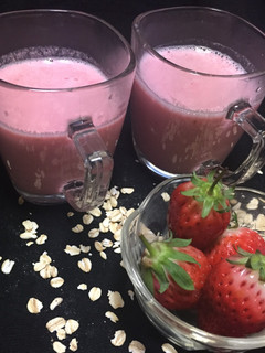 Una foto de Avena con Leche y Fresas🥛🍓