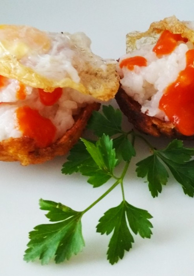 Una foto de Canastas de plátano con arroz y huevo de codorniz (Arroz cubana)