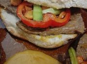 Una foto de bistec de ternera en salsa