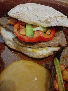 Una foto de Bocadillo de suprema de ternera estofada con guarnición