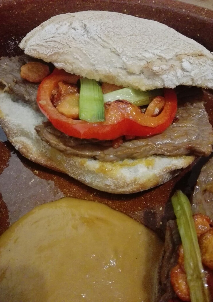 Una foto de Bocadillo de suprema de ternera estofada con guarnición