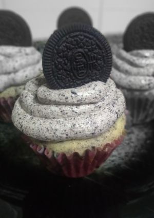 Una foto de Cupcakes de oreo con crema de queso.🤗