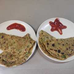 बटाटा मटार चिझ पराठे (Batata Matar Cheese Parathe Recipe In Marathi) रेसिपी चे मुख्य फोटो 