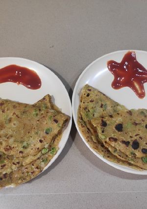 बटाटा मटार चिझ पराठे (Batata Matar Cheese Parathe Recipe In Marathi) रेसिपी चे मुख्य फोटो 
