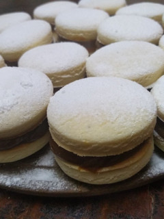 Una foto de Alfajores de vainilla con de dulce de leche sin tacc