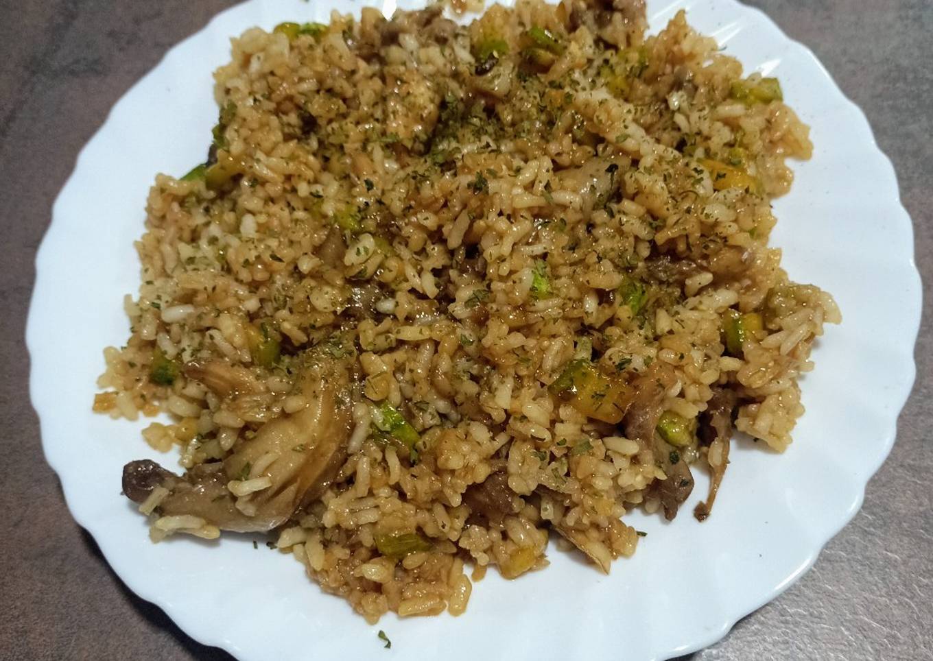 Arroz con setas y calabacín en salsa de soja