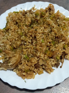 Una foto de Arroz con setas y calabacín en salsa de soja