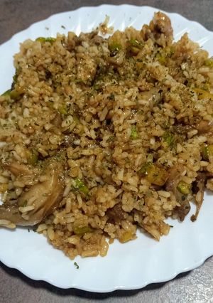 Foto principal de Arroz con setas y calabacín en salsa de soja