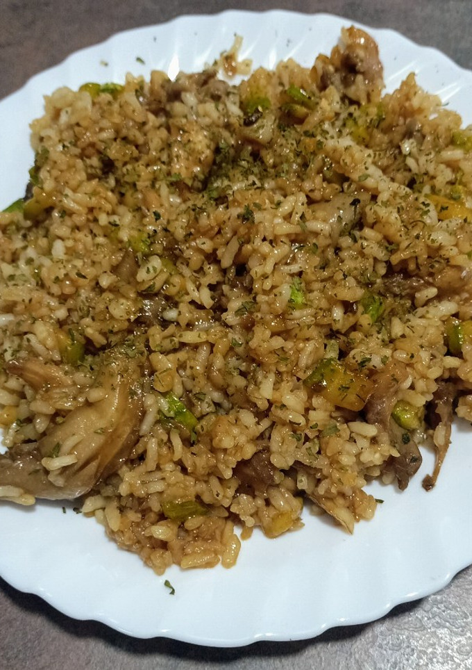 Una foto de Arroz con setas y calabacín en salsa de soja