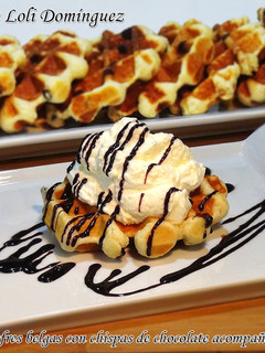 Una foto de Gofres belgas con chispas de chocolate acompañado de chantilly
