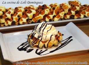 Foto principal de Gofres belgas con chispas de chocolate acompañado de chantilly