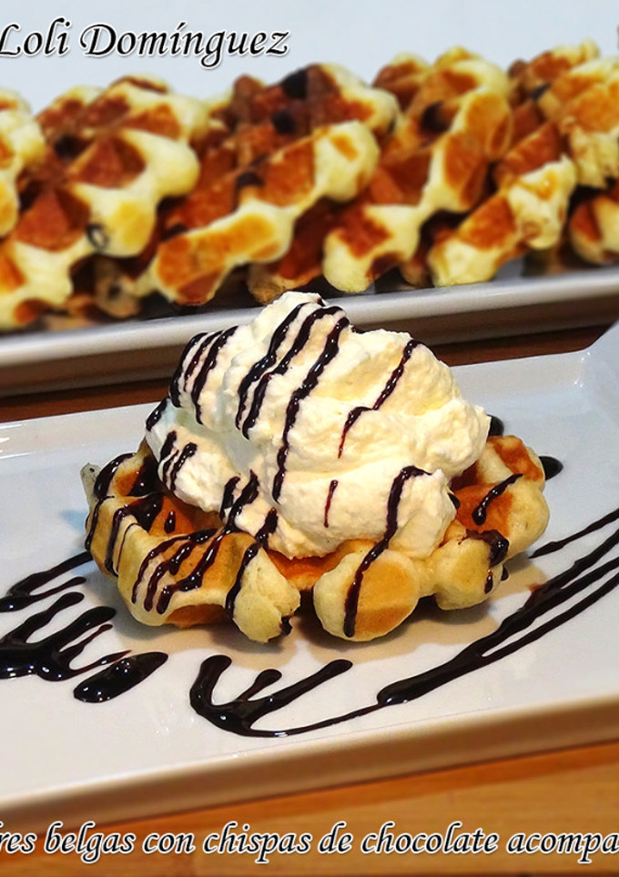 Una foto de Gofres belgas con chispas de chocolate acompañado de chantilly