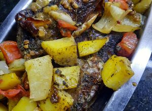 Una foto de Vacío al horno con tomate, papa y cebolla