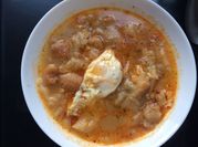 Una foto de pan de ajo y cebolla