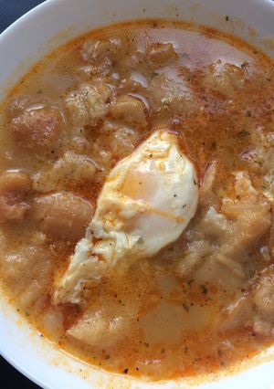 Una foto de Sopa de pan, ajo, cebolla y huevo