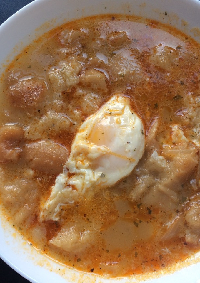 Una foto de Sopa de pan, ajo, cebolla y huevo