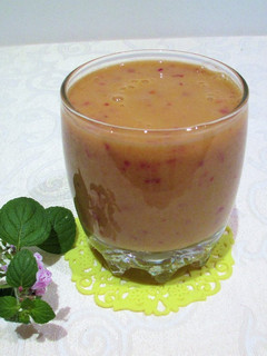 Una foto de Batido de ciruelas rojas frescas con polen de abejas y lima