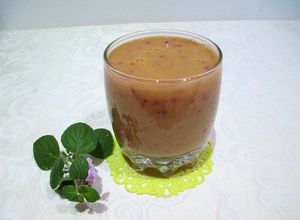 Foto principal de Batido de ciruelas rojas frescas con polen de abejas y lima