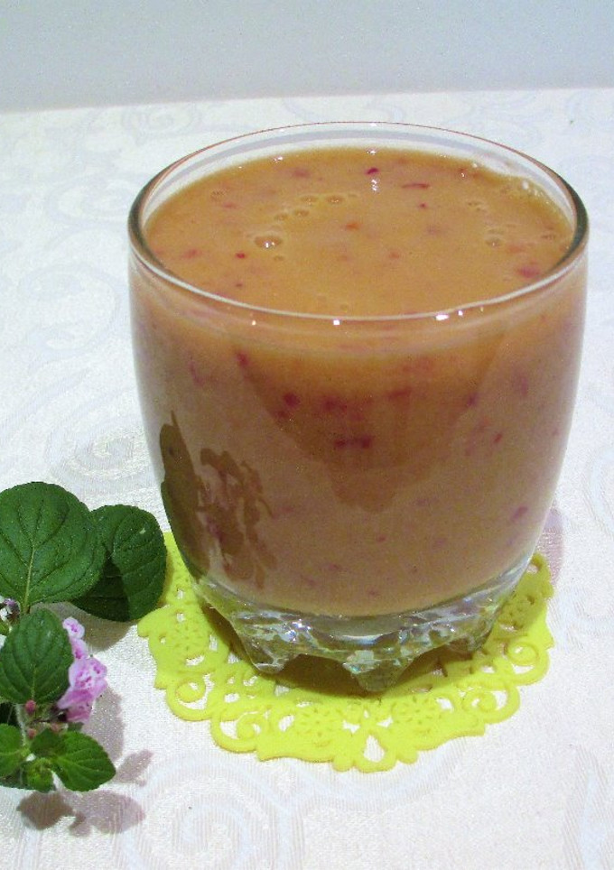 Una foto de Batido de ciruelas rojas frescas con polen de abejas y lima