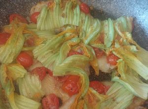 Foto di Filetti di platessa con pomodorini e fiori di zucca