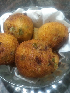 மட்டர் ஆளு சீஸ் பால் (Muttar aloo cheese balls recipe in tamil) செய்முறை முக்கிய புகைப்படம்