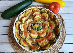 Une photo de Tian de légumes à la mozzarella et au pesto