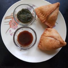 A picture of Aalu Samosa.