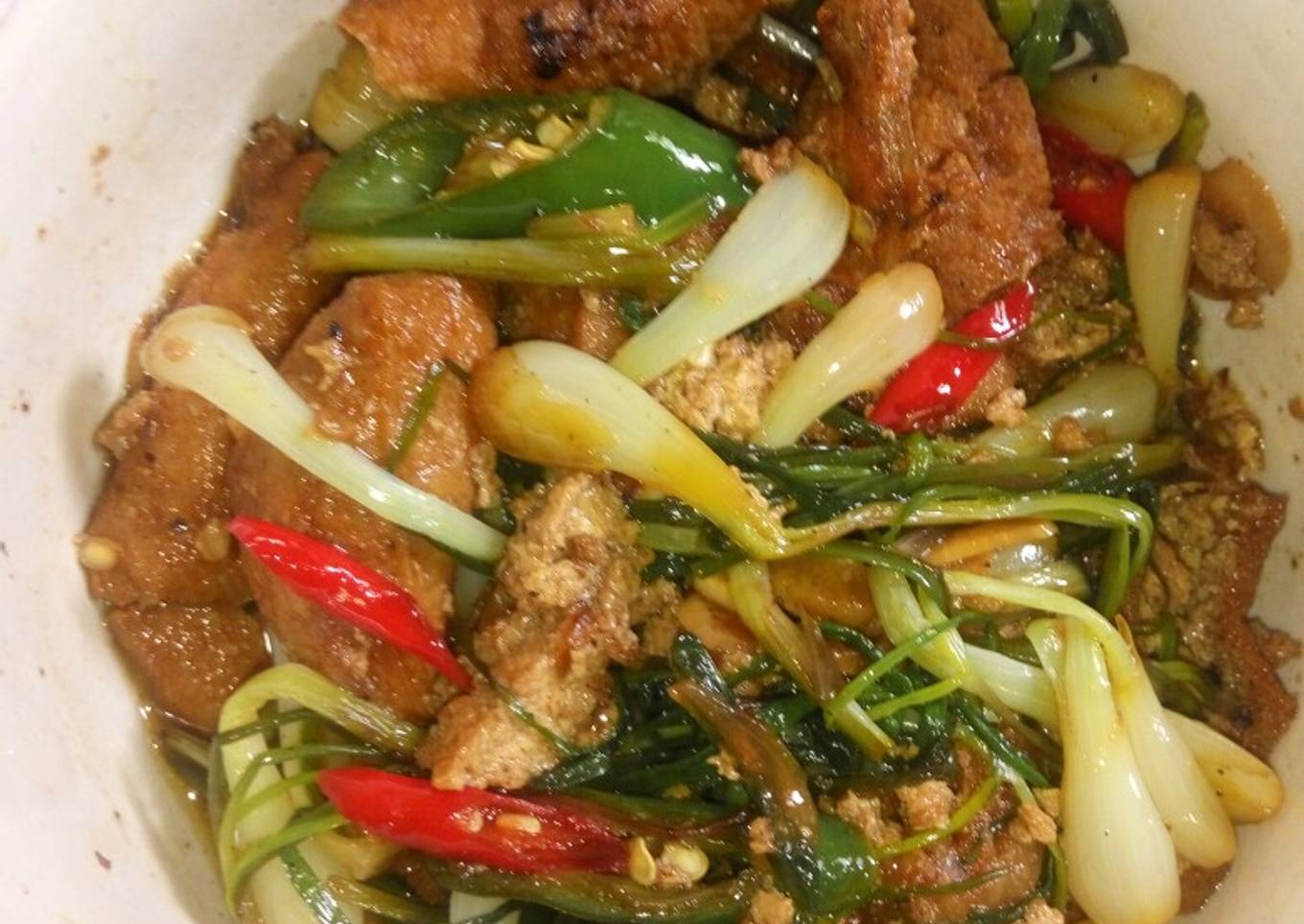 Tumis tahu kucai/bawang Batak/lokio
