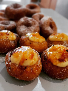 Una foto de Buñuelos de Cuaresma cubiertos de crema quemada