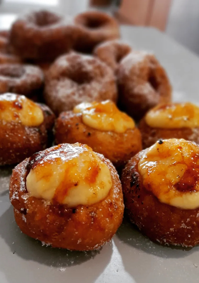 Una foto de Buñuelos de Cuaresma cubiertos de crema quemada