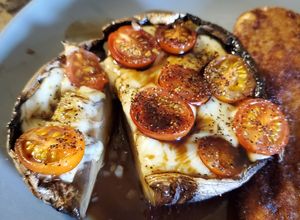 Una foto de Portobellos rellenos de caprese
